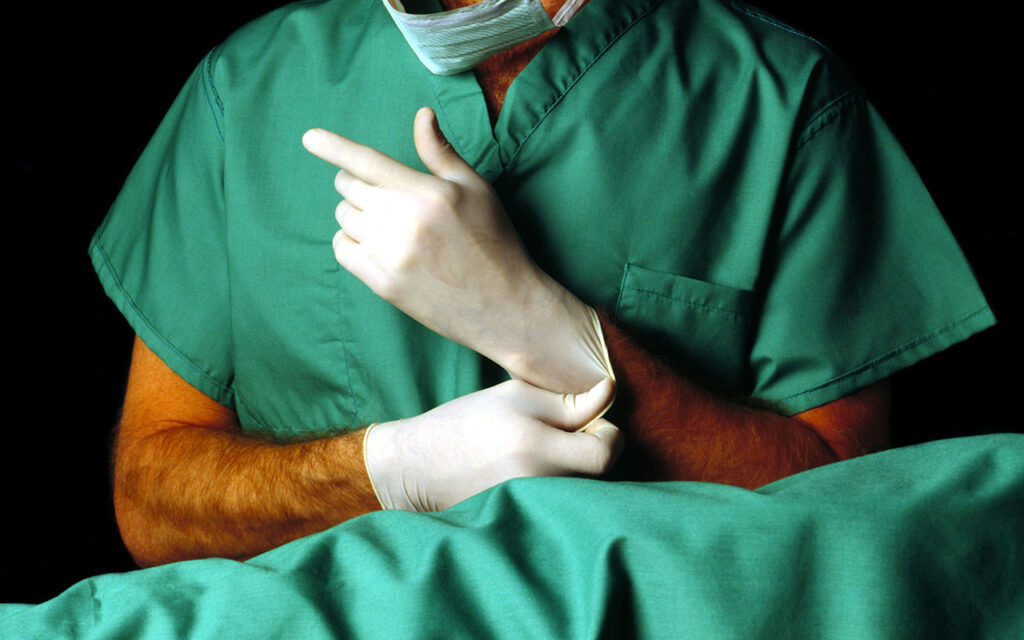 Study: Routinely Changing Surgical Gloves, Instruments Safer

